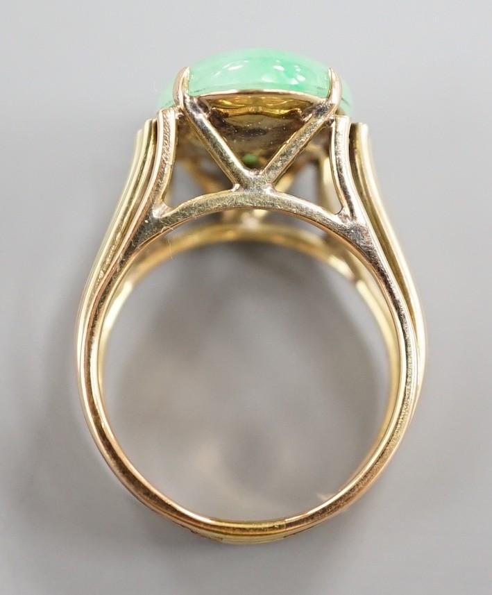 A 585 yellow metal and cabochon jade set oval dress ring, size P/Q, gross weight 8.4 grams.